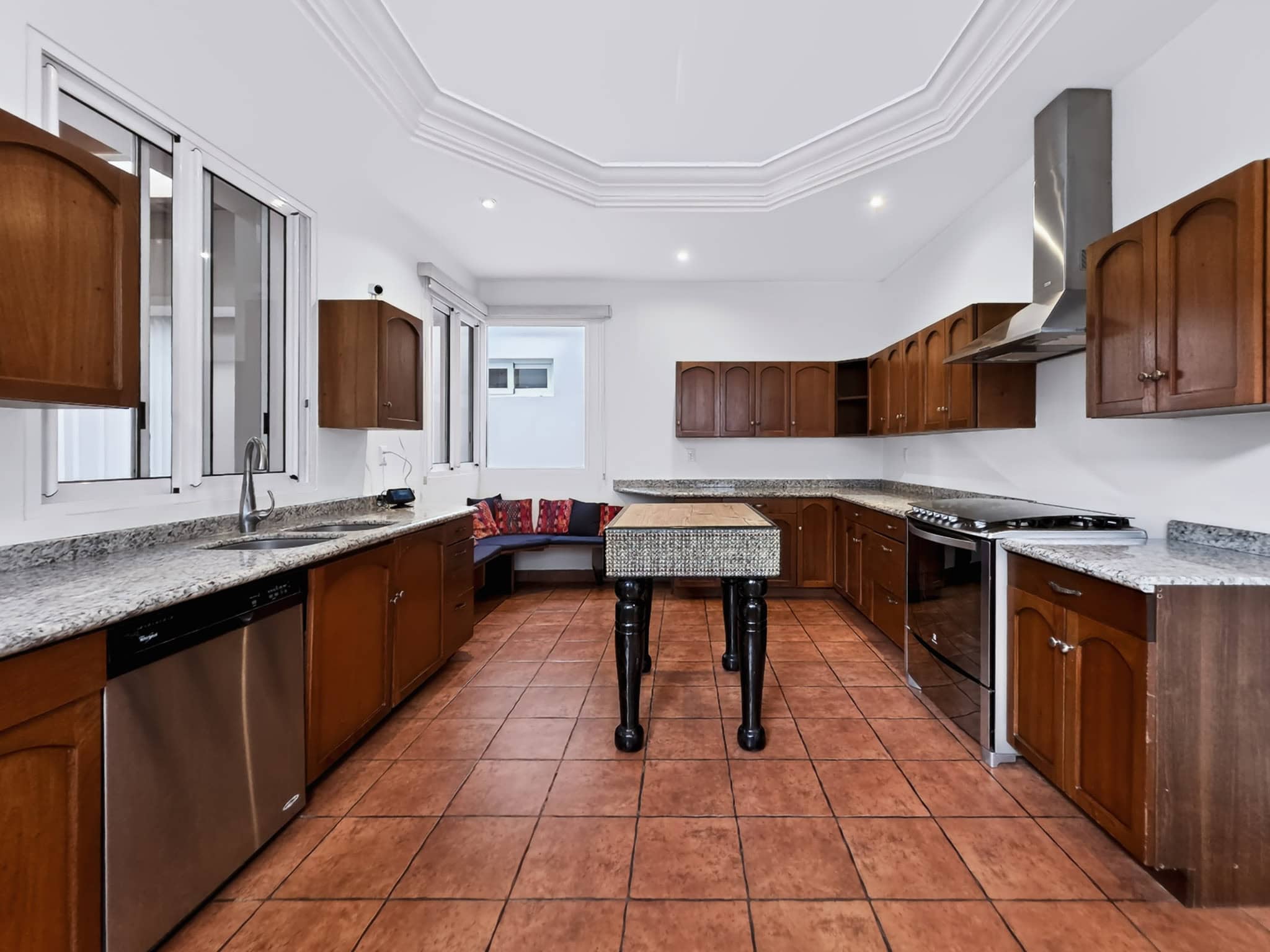 Luxury Corner Estate with Guest Casita