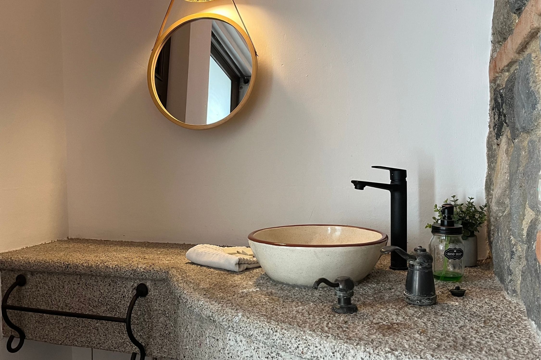 Beautiful Furnished 1-Bedroom Apartment for Rent in Cortijo de las Flores – Just 3.4 km from Antigua Guatemala