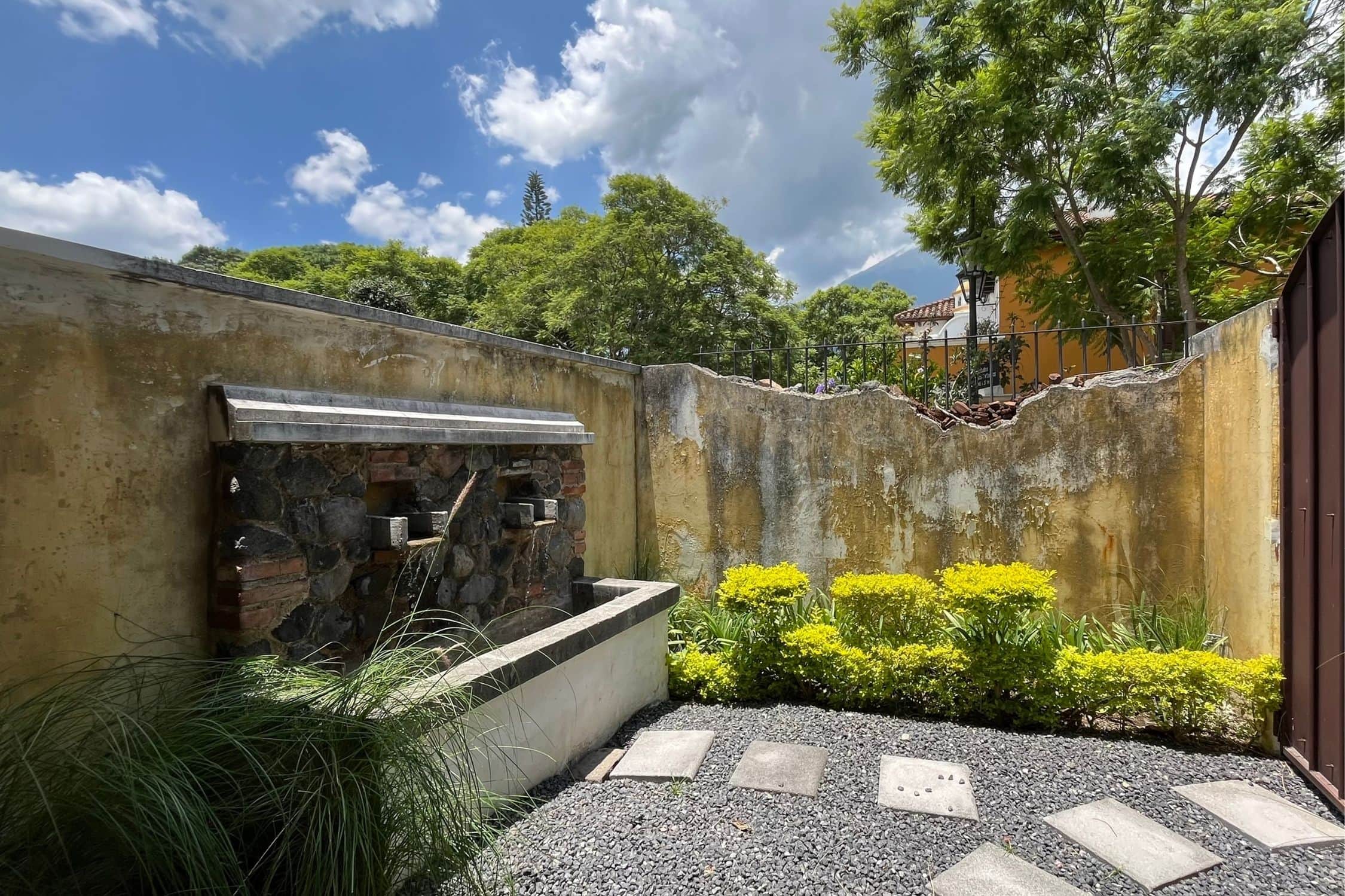 Beautiful Furnished 1-Bedroom Apartment for Rent in Cortijo de las Flores – Just 3.4 km from Antigua Guatemala