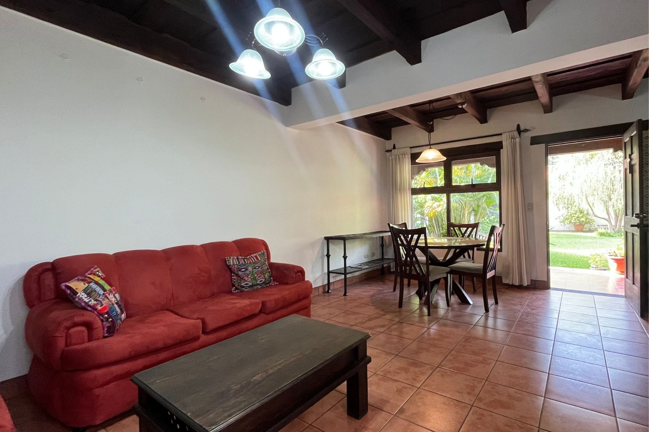 DOWNTOWN ANTIGUA, 1-BEDROOM APARTMENT, BALCONY WITH A VIEW
