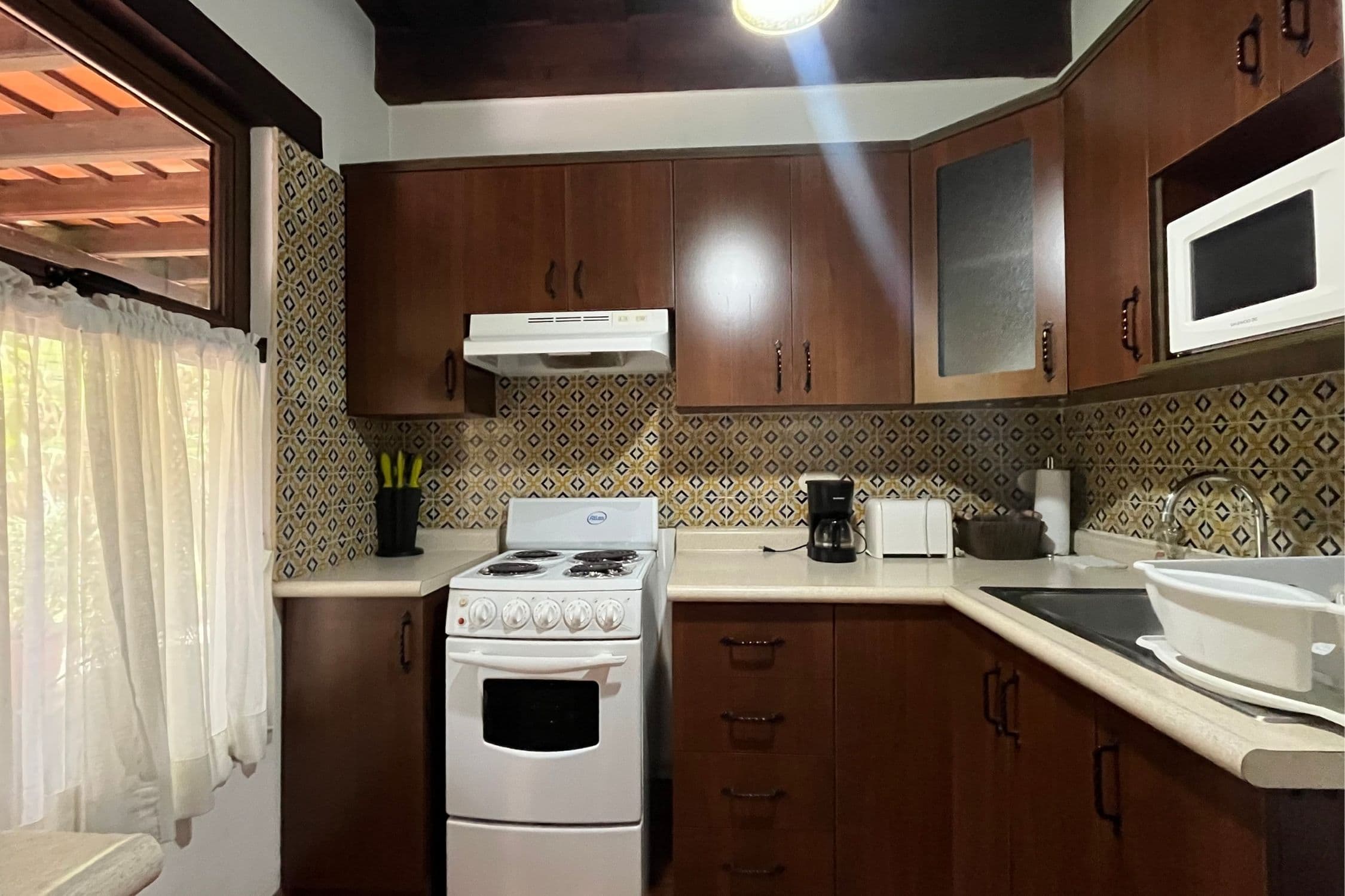 DOWNTOWN ANTIGUA, 1-BEDROOM APARTMENT, BALCONY WITH A VIEW