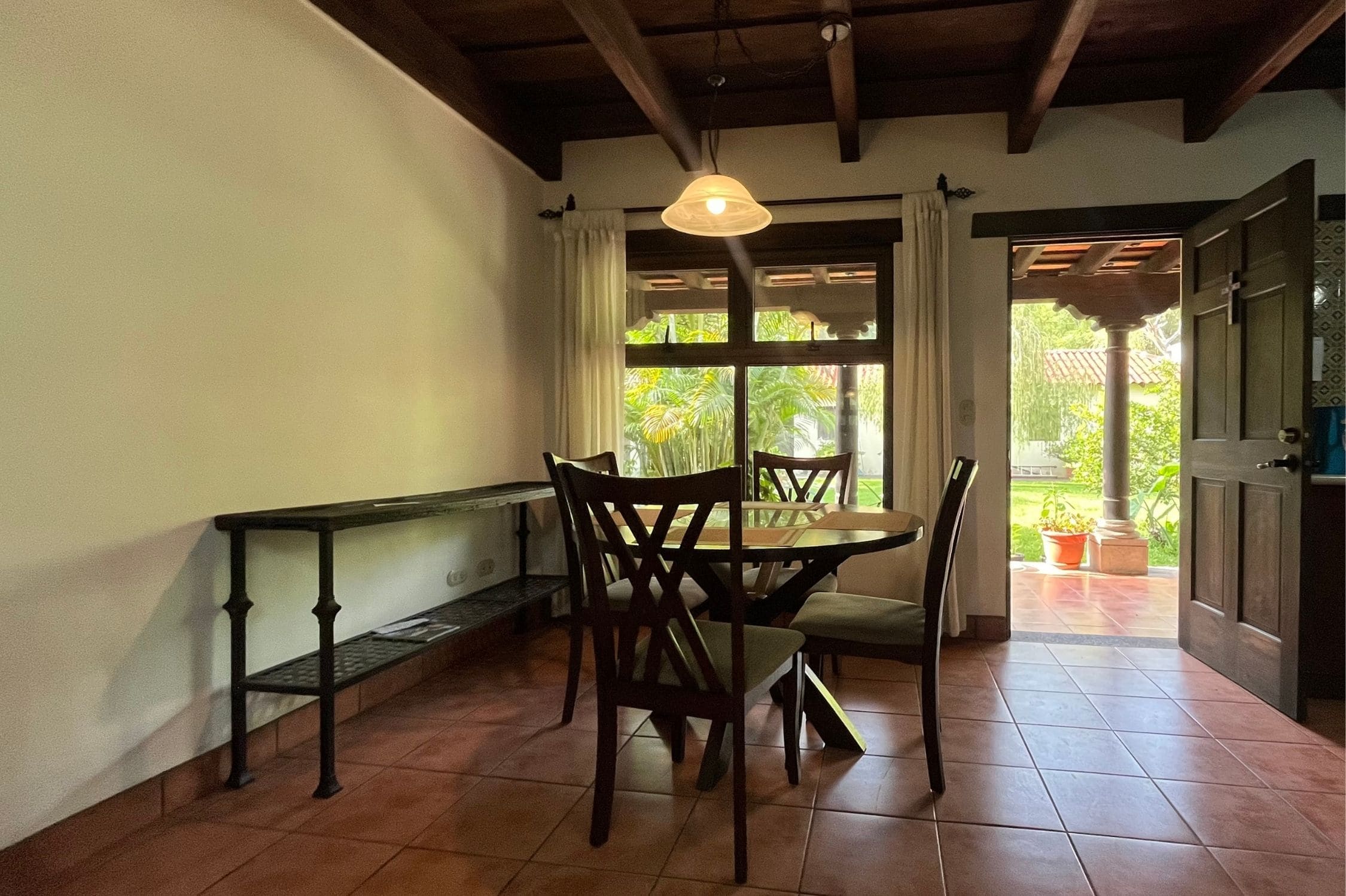DOWNTOWN ANTIGUA, 1-BEDROOM APARTMENT, BALCONY WITH A VIEW