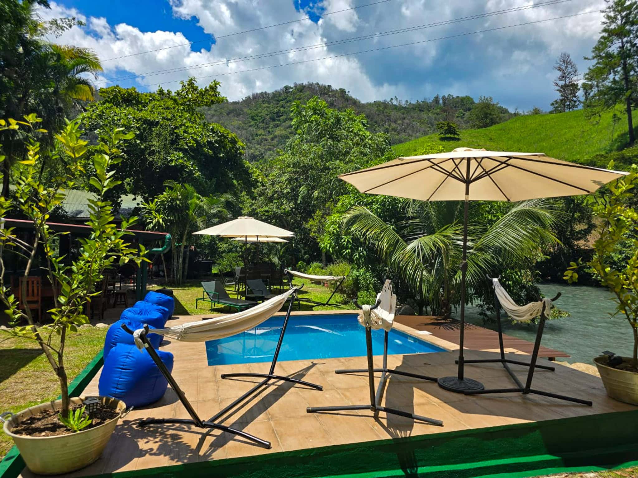 Riverfront Chalet on 4,500 m² of Turquoise Waterfront — 20 Minutes from Semuc Champey