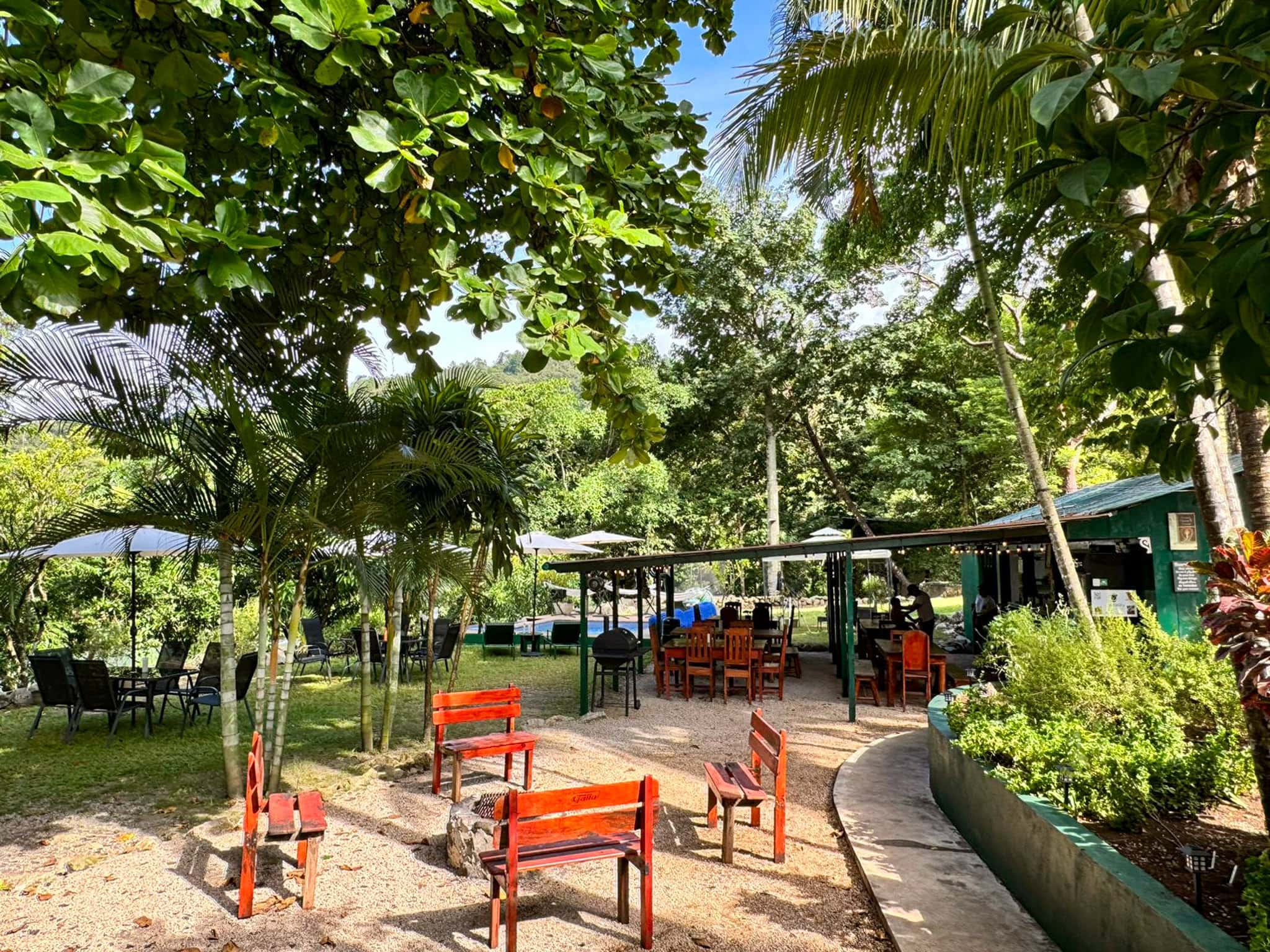 Riverfront Chalet on 4,500 m² of Turquoise Waterfront — 20 Minutes from Semuc Champey