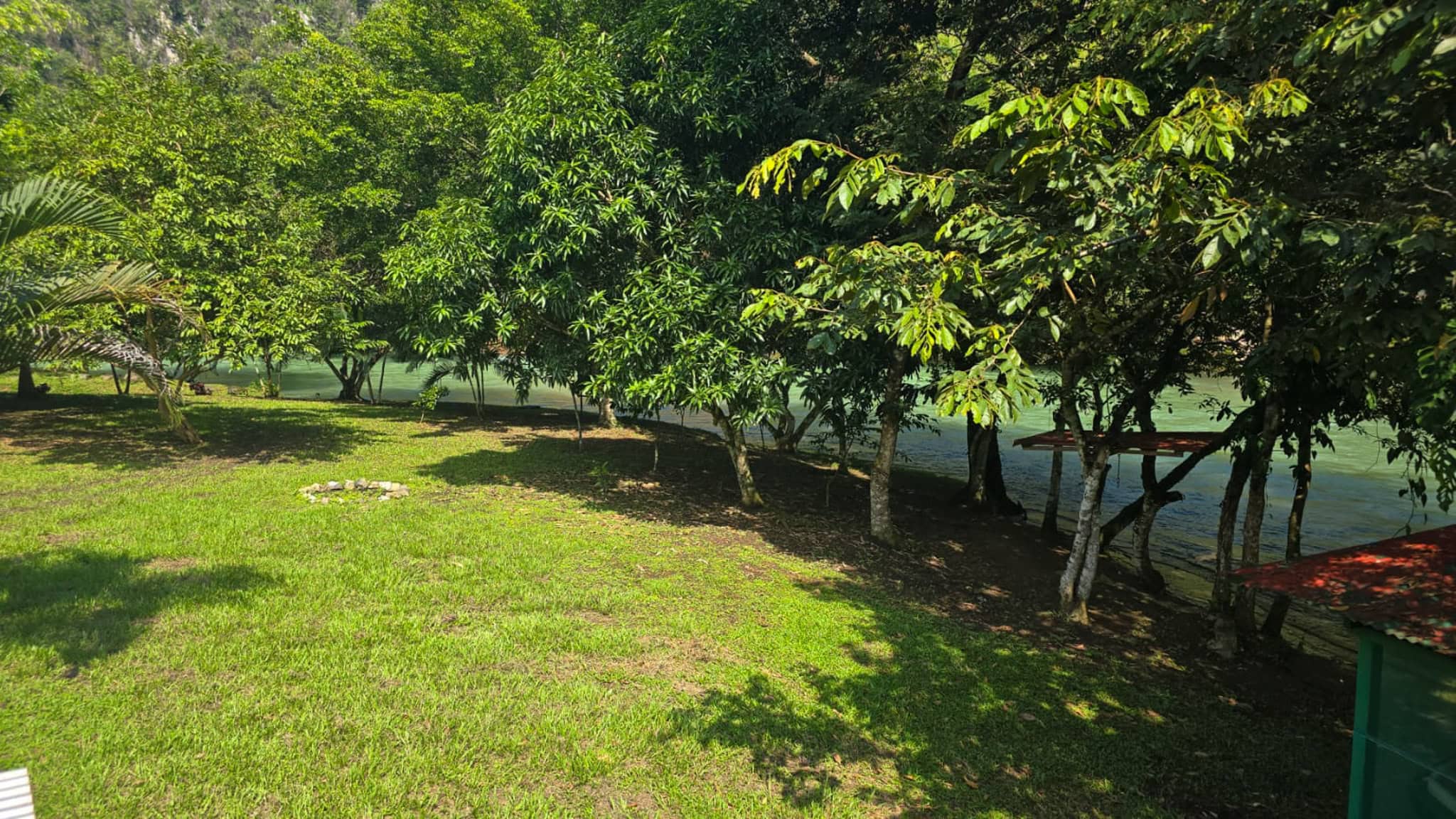 Riverfront Chalet on 4,500 m² of Turquoise Waterfront — 20 Minutes from Semuc Champey