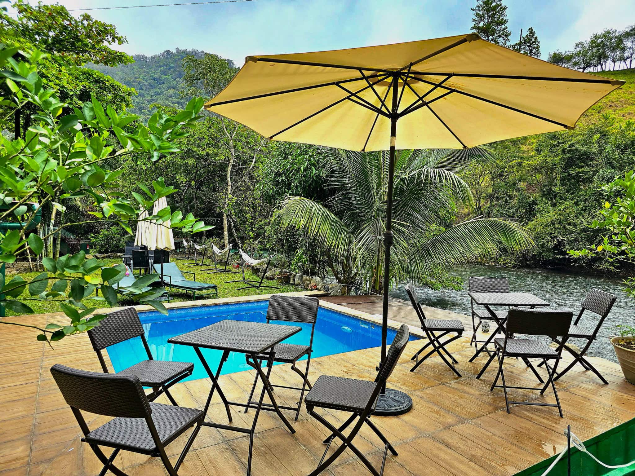 Riverfront Chalet on 4,500 m² of Turquoise Waterfront — 20 Minutes from Semuc Champey