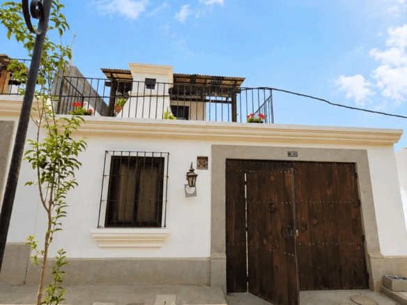 Excelente casa estilo colonial en San Pedro las Huertas con vista a los volcanes y a Antigua