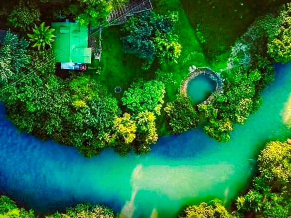 Riverfront Chalet on 4,500 m² of Turquoise Waterfront — 20 Minutes from Semuc Champey
