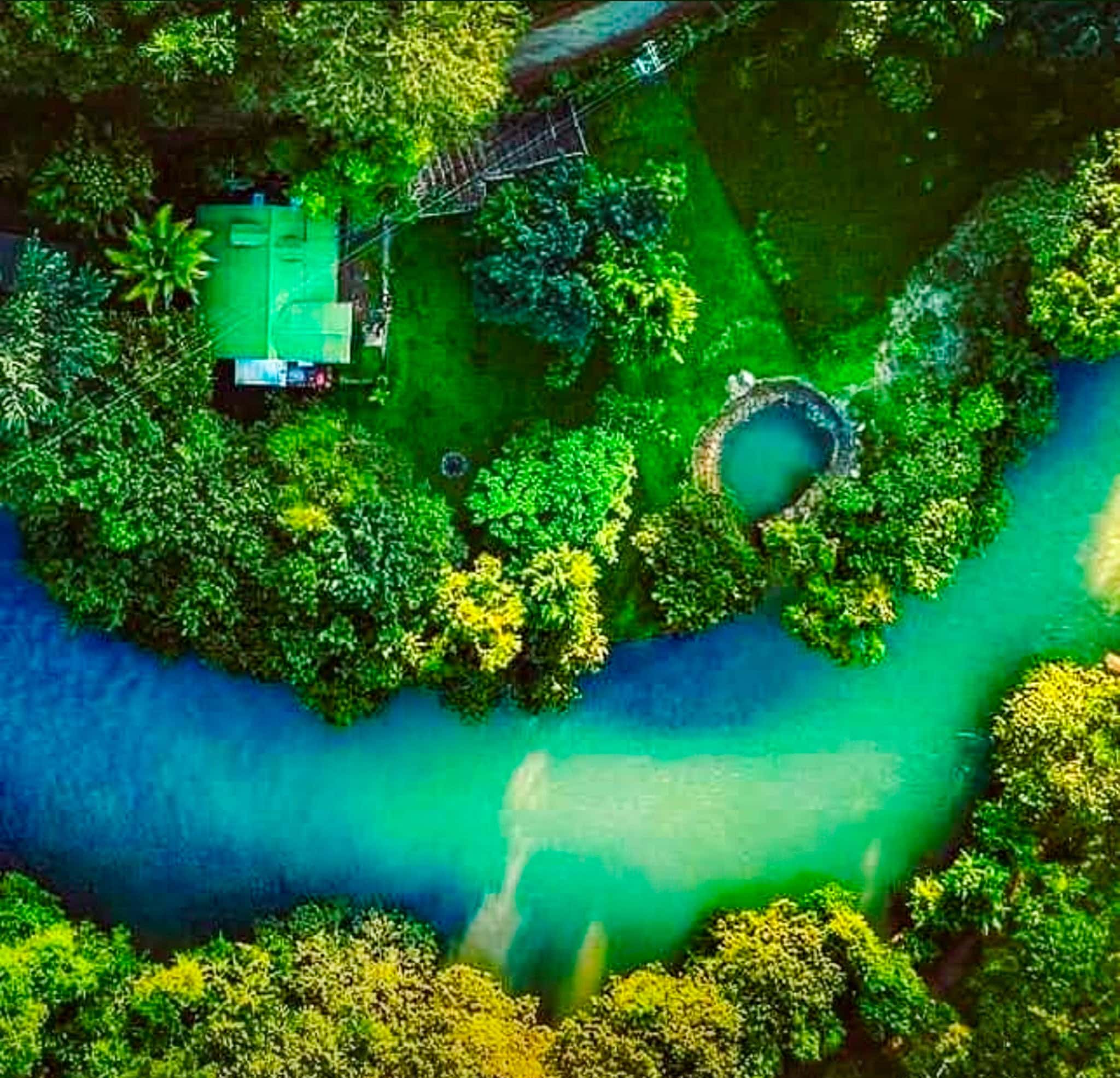 Riverfront Chalet on 4,500 m² of Turquoise Waterfront — 20 Minutes from Semuc Champey