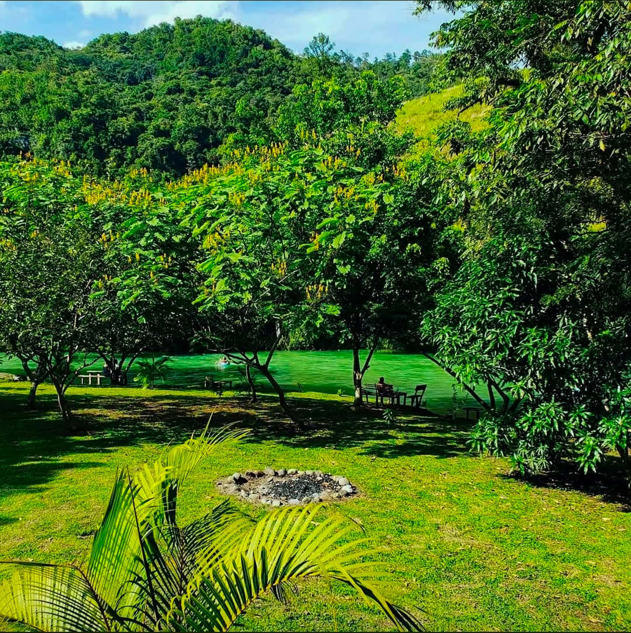 Riverfront Chalet on 4,500 m² of Turquoise Waterfront — 20 Minutes from Semuc Champey