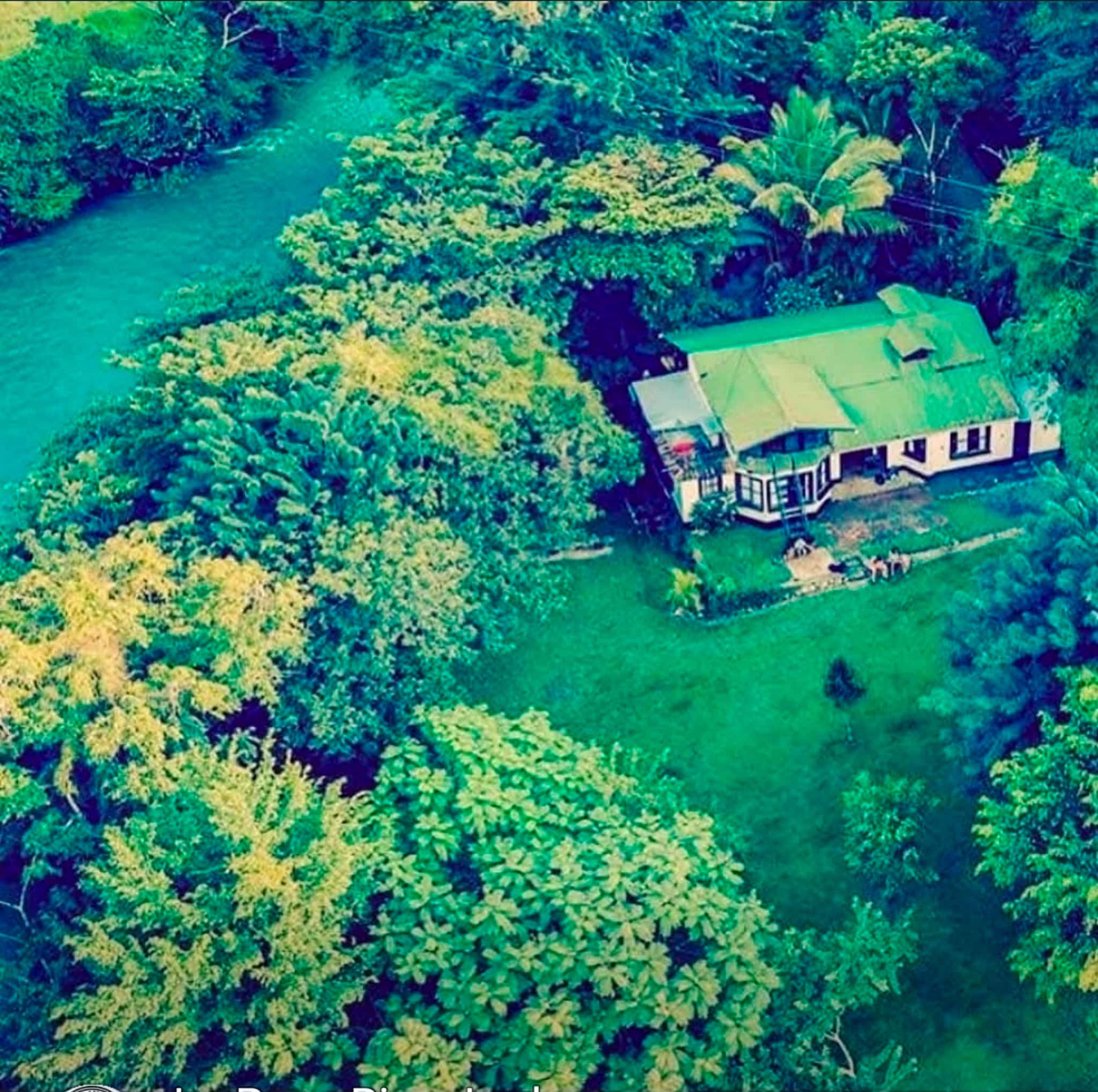 Riverfront Chalet on 4,500 m² of Turquoise Waterfront — 20 Minutes from Semuc Champey