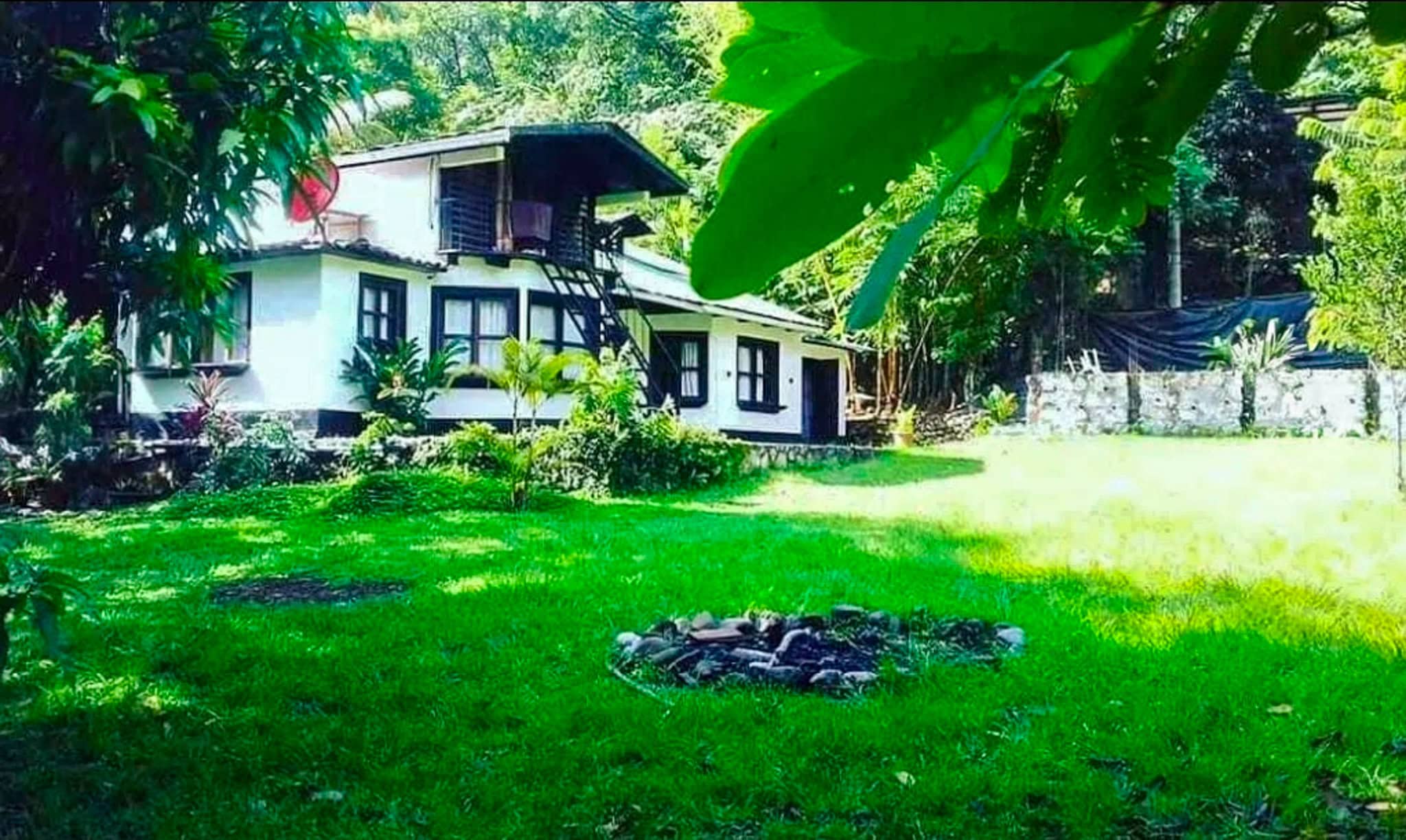Riverfront Chalet on 4,500 m² of Turquoise Waterfront — 20 Minutes from Semuc Champey