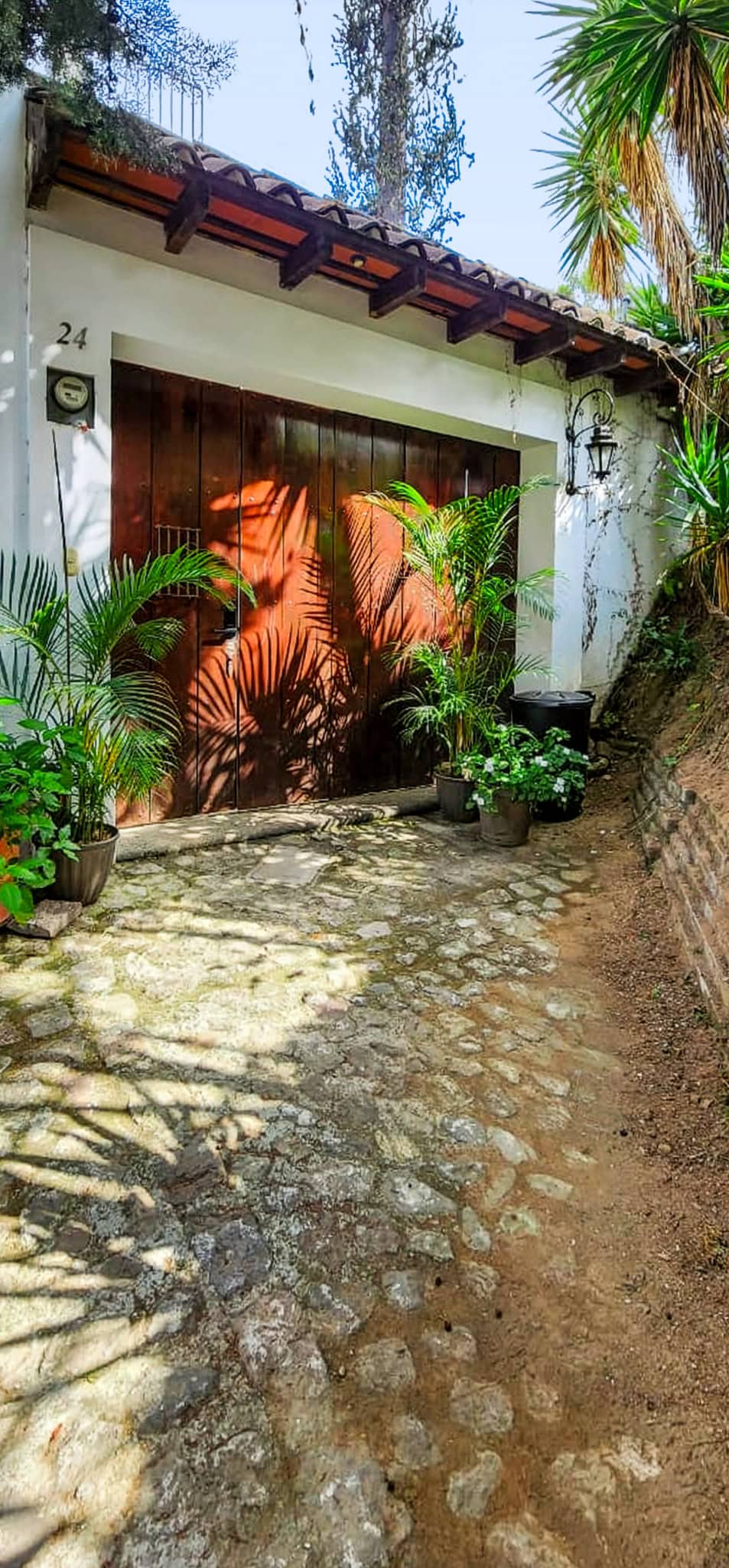 6-Bedroom, 6.5-Bath Home in a Private Residential — Jocotenango, 5 Minutes from Antigua