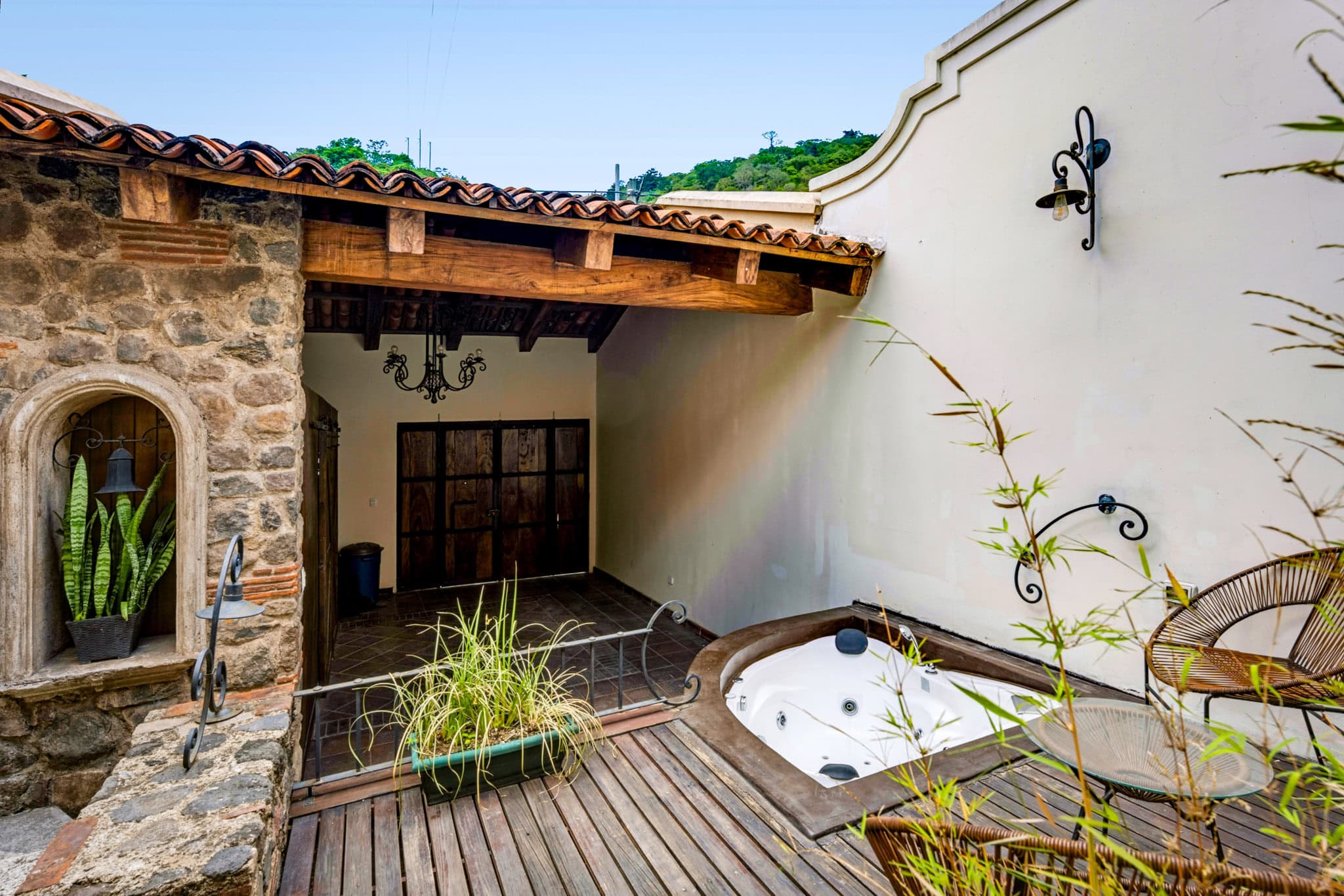 TURNKEY COLONIAL INVESTMENT PROPERTY IN SANTA ANA, ANTIGUA GUATEMALA