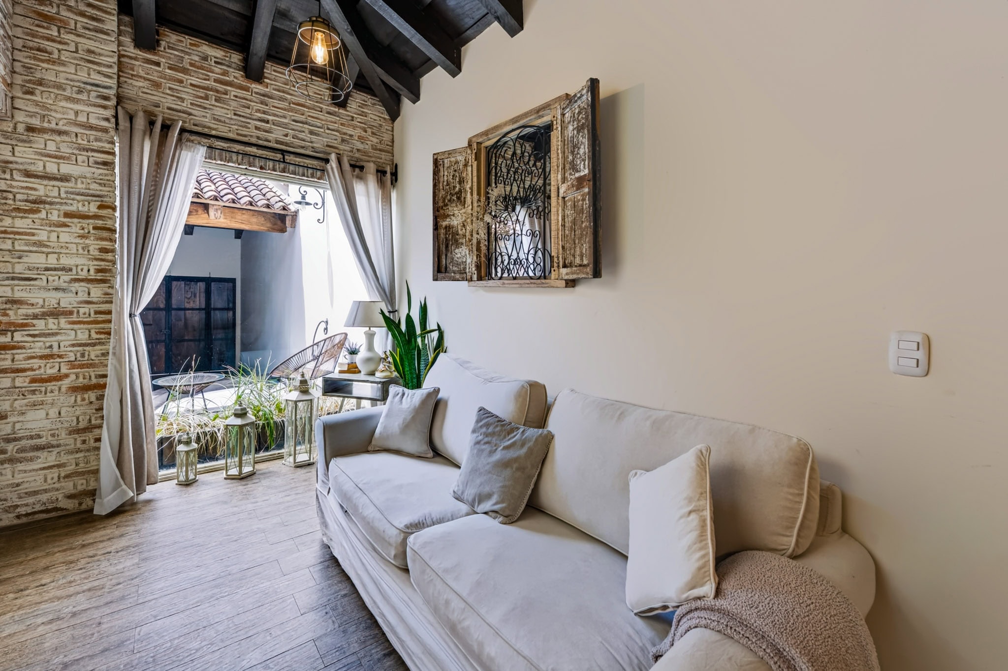TURNKEY COLONIAL INVESTMENT PROPERTY IN SANTA ANA, ANTIGUA GUATEMALA