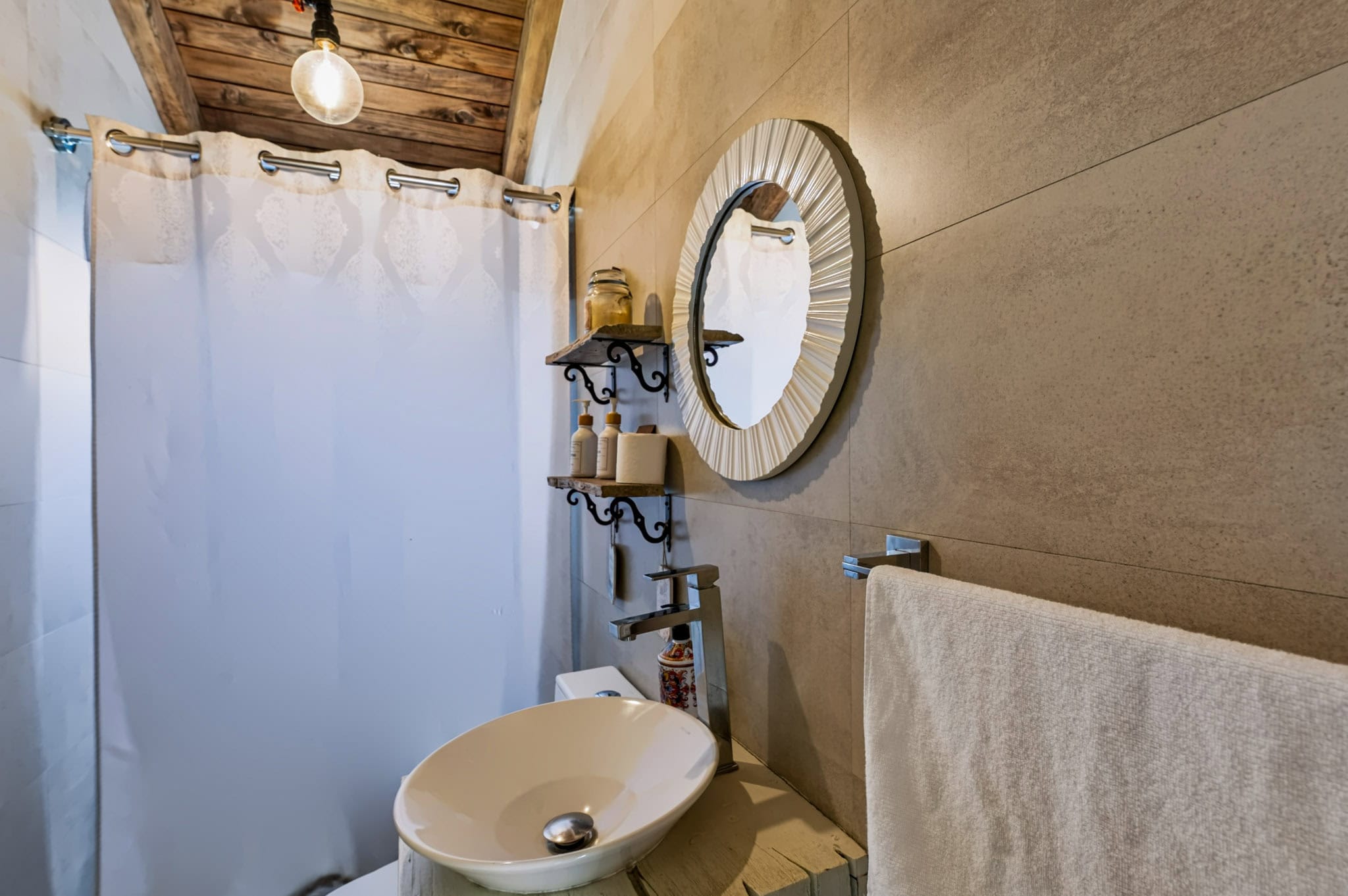 TURNKEY COLONIAL INVESTMENT PROPERTY IN SANTA ANA, ANTIGUA GUATEMALA