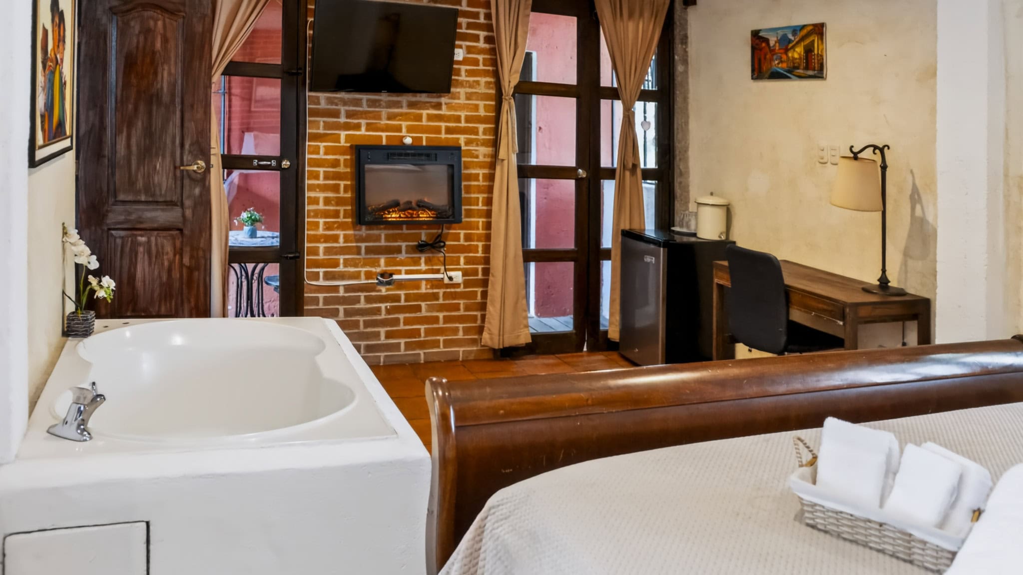 Casa + Apartamento Independiente sobre Doble Lote — Jocotenango, a 5 minutos de Antigua Guatemala