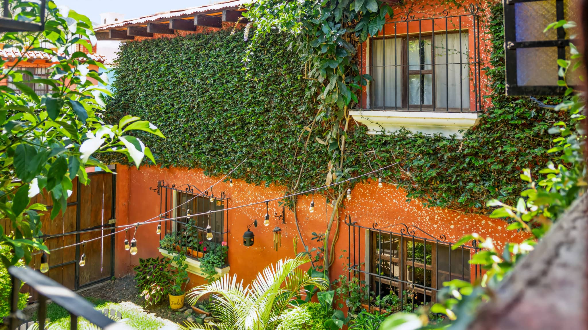 Casa + Apartamento Independiente sobre Doble Lote — Jocotenango, a 5 minutos de Antigua Guatemala
