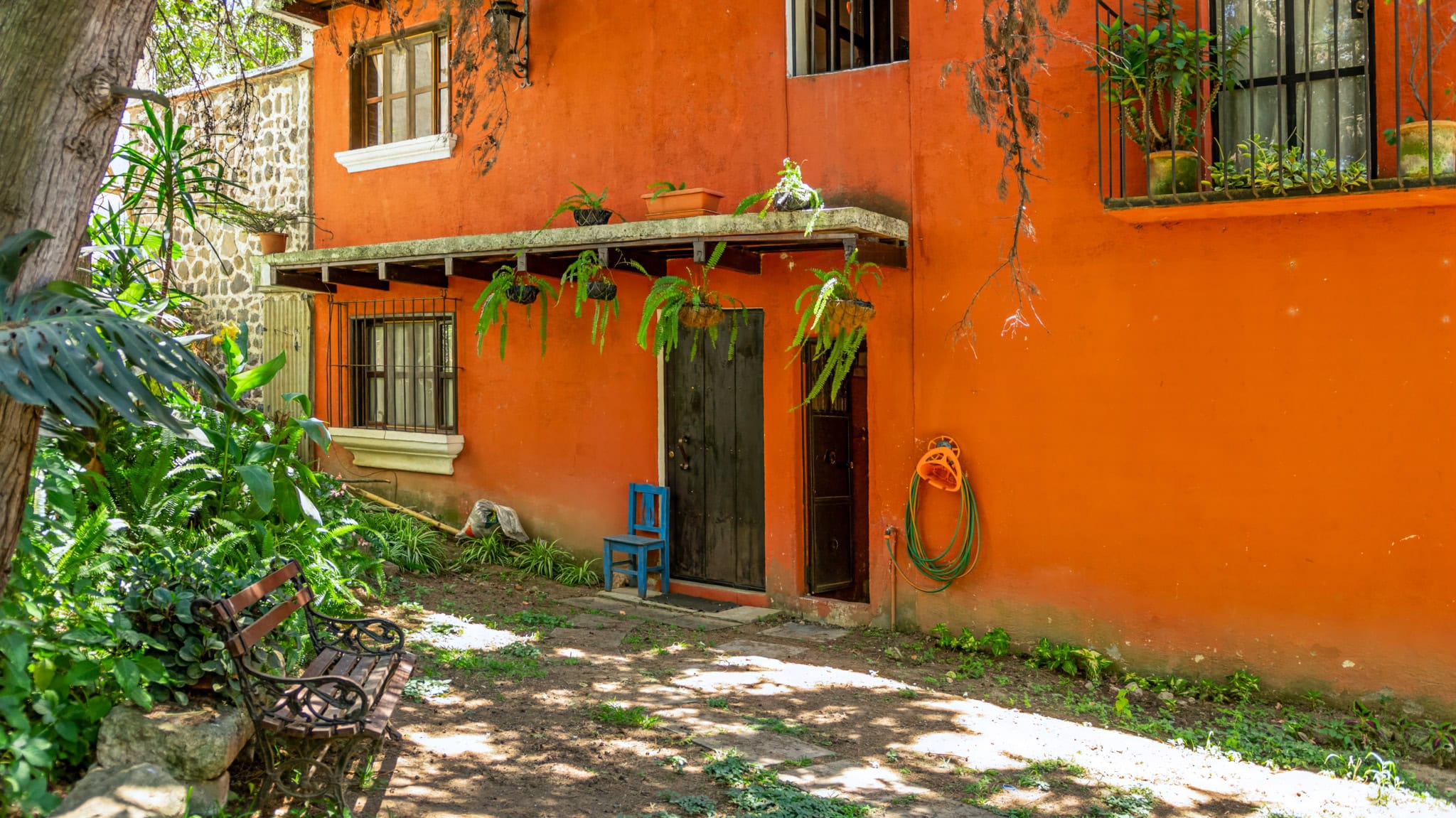 Casa + Apartamento Independiente sobre Doble Lote — Jocotenango, a 5 minutos de Antigua Guatemala