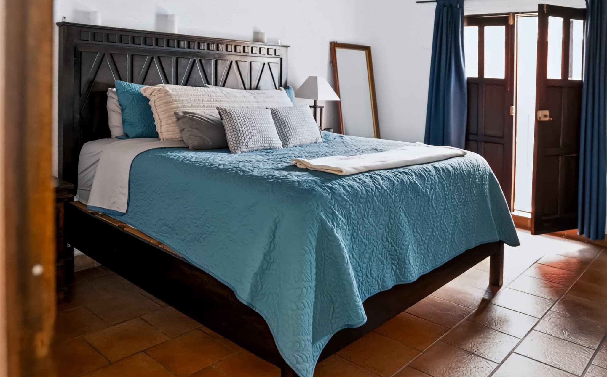Casa + Apartamento Independiente sobre Doble Lote — Jocotenango, a 5 minutos de Antigua Guatemala