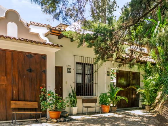 6-Bedroom, 6.5-Bath Home in a Private Residential — Jocotenango, 5 Minutes from Antigua