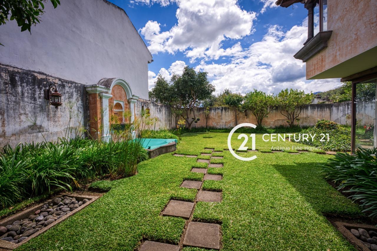 Casa de 4 Habitaciones en Alquiler en Jacarandas, La Antigua Guatemala
