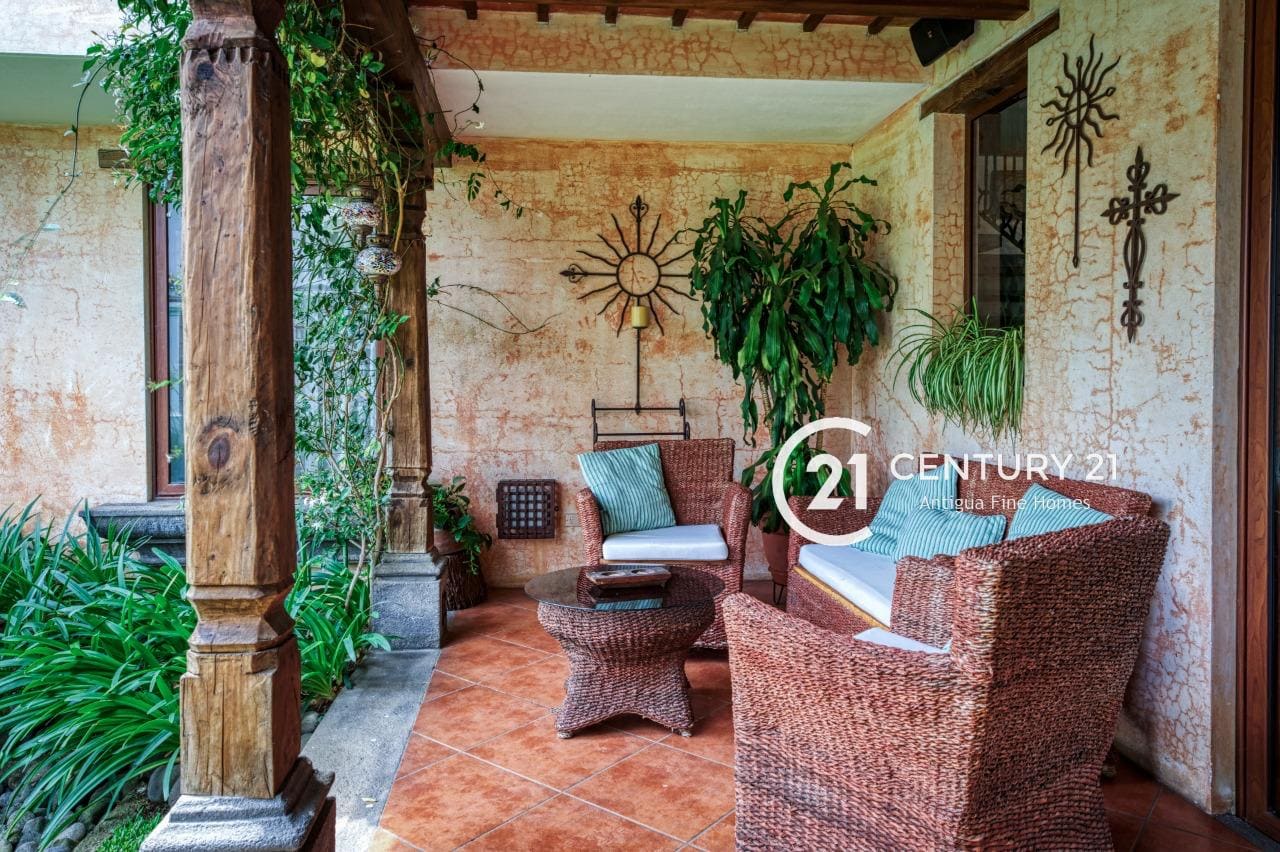 Casa de 4 Habitaciones en Alquiler en Jacarandas, La Antigua Guatemala