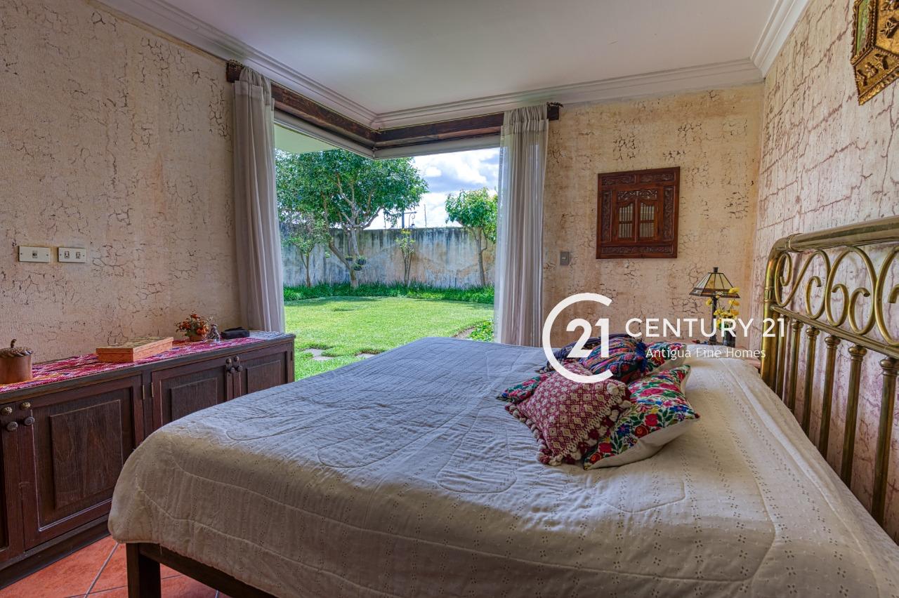 Casa de 4 Habitaciones en Alquiler en Jacarandas, La Antigua Guatemala