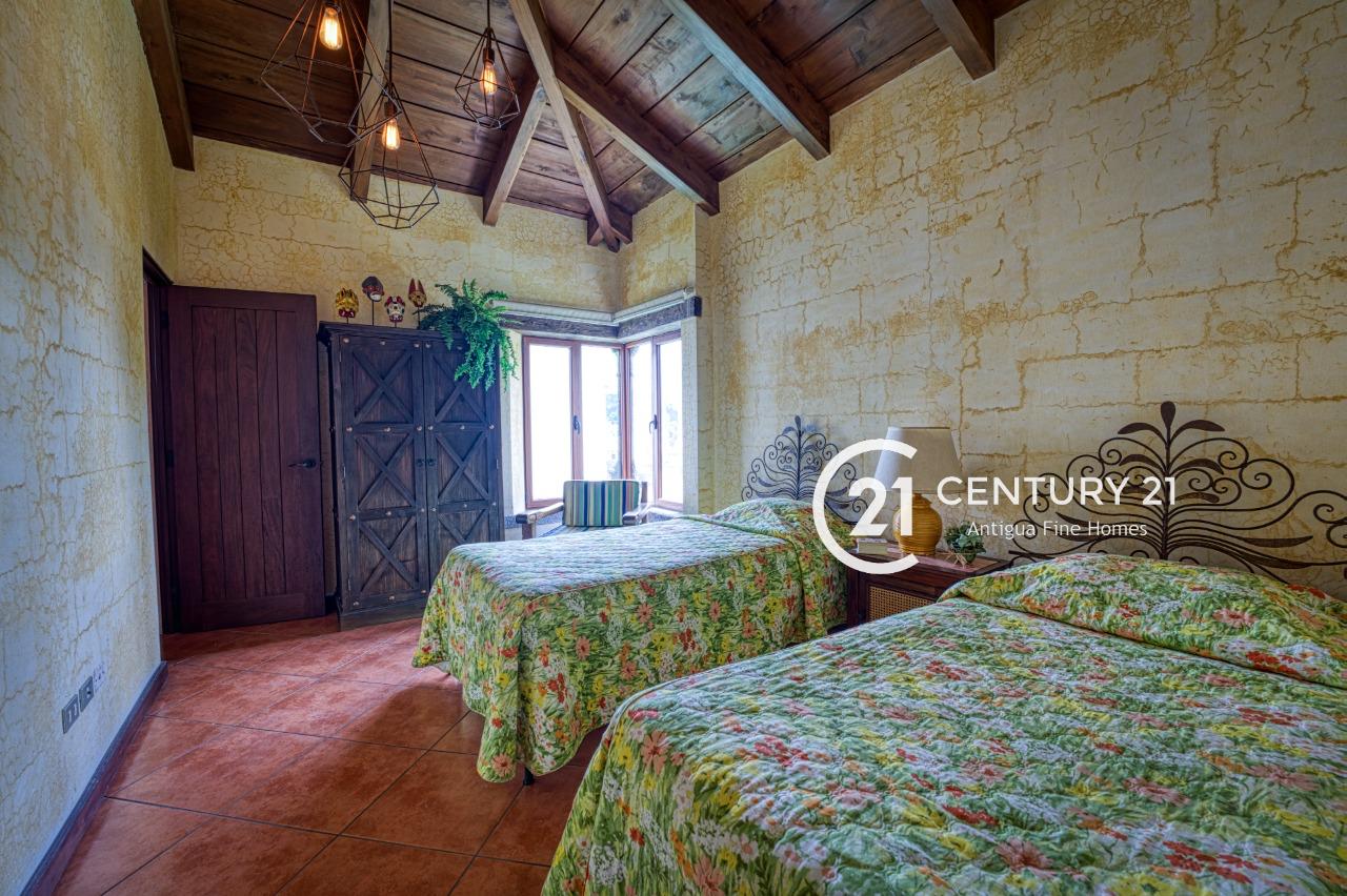Casa de 4 Habitaciones en Alquiler en Jacarandas, La Antigua Guatemala
