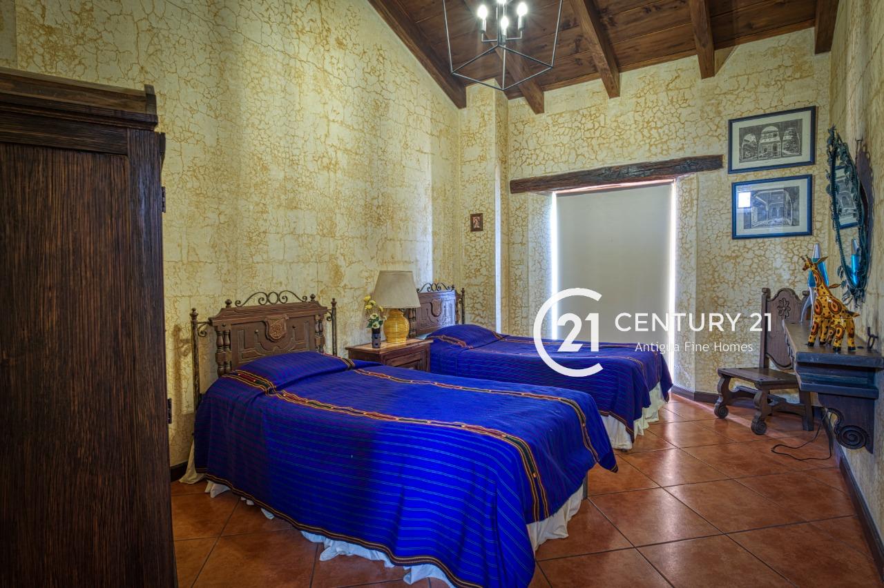 Casa de 4 Habitaciones en Alquiler en Jacarandas, La Antigua Guatemala