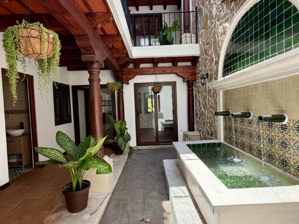 5 Bedroom House in Antigua Gardens For Sale