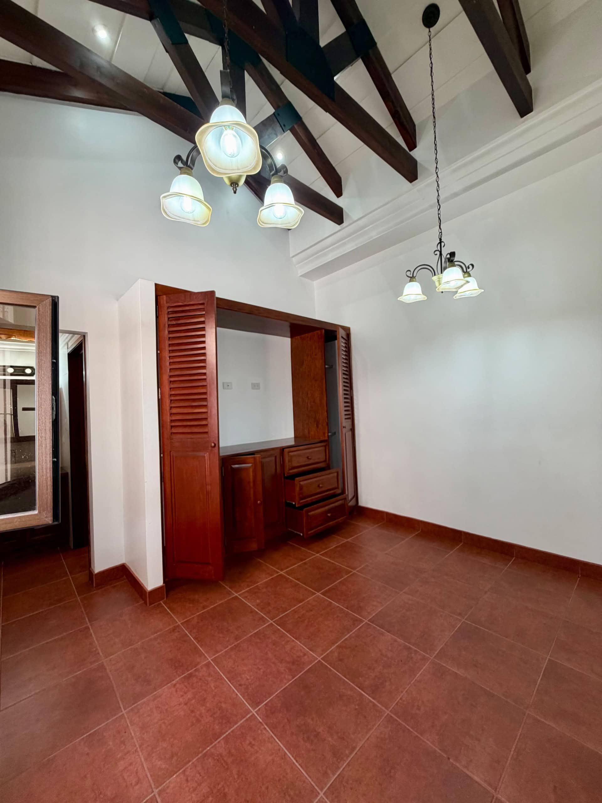 Hermosa casa de lujo de dos habitaciones en alquiler, condominio cerrado