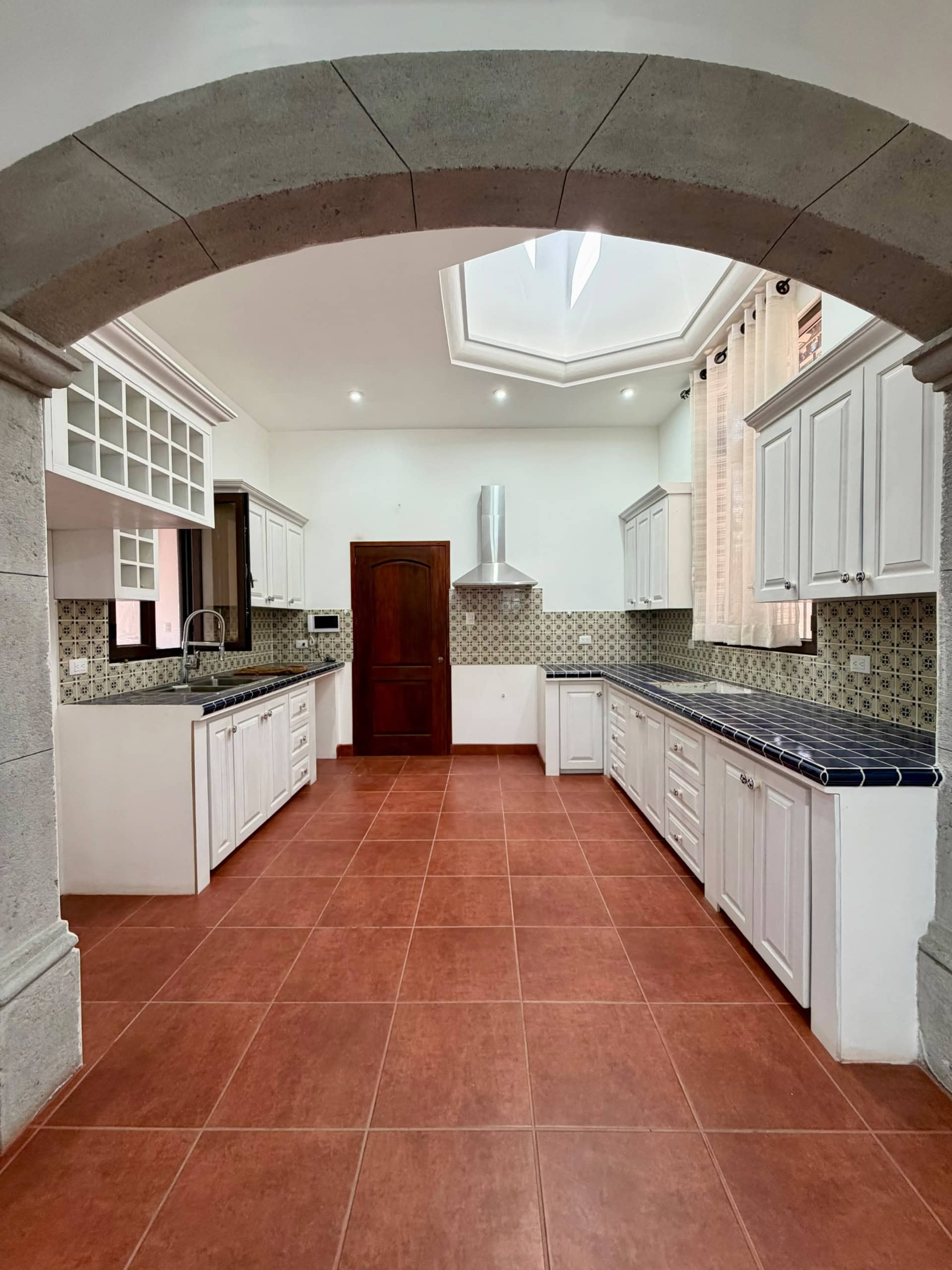 Hermosa casa de lujo de dos habitaciones en alquiler, condominio cerrado