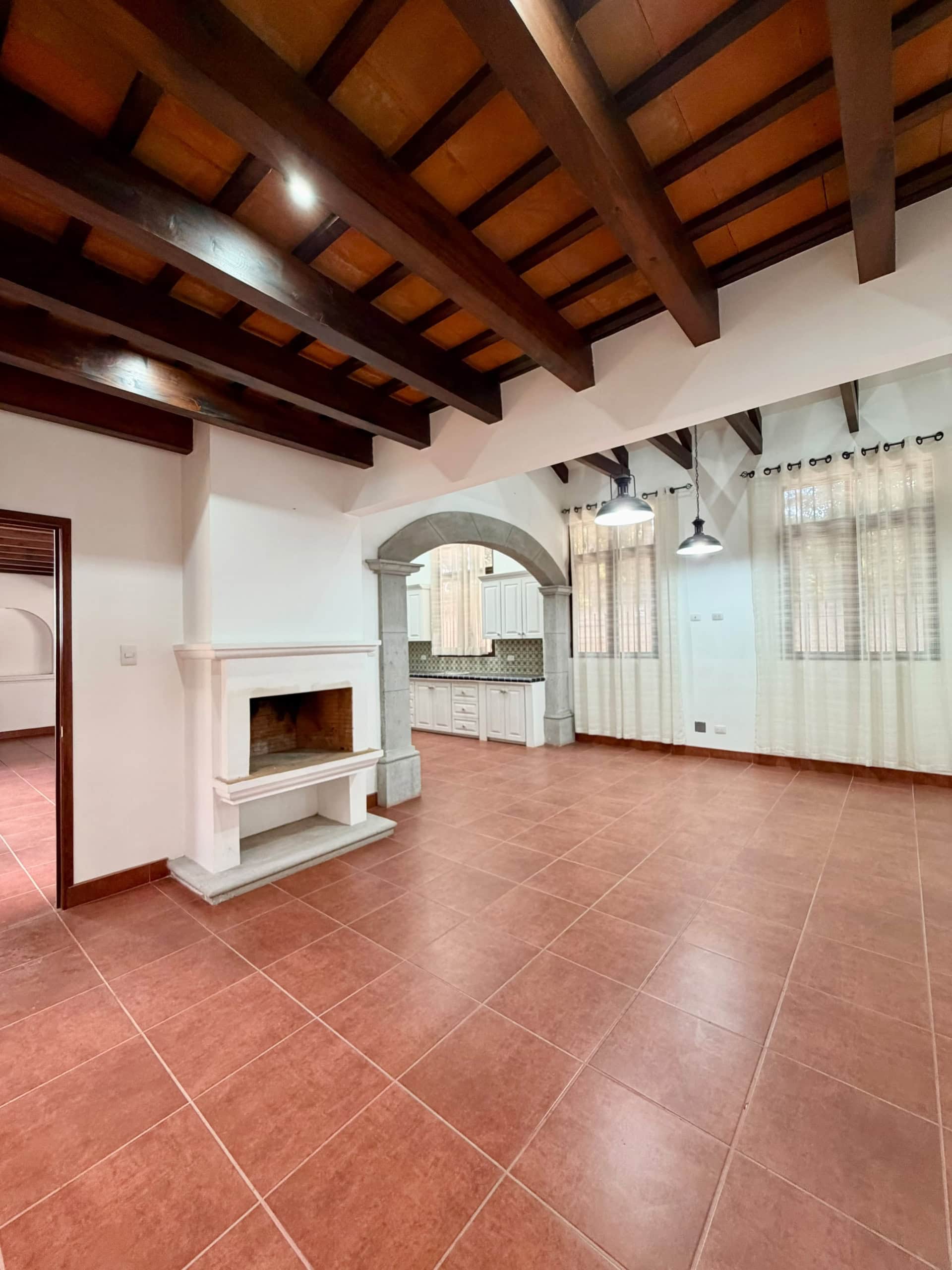 Hermosa casa de lujo de dos habitaciones en alquiler, condominio cerrado