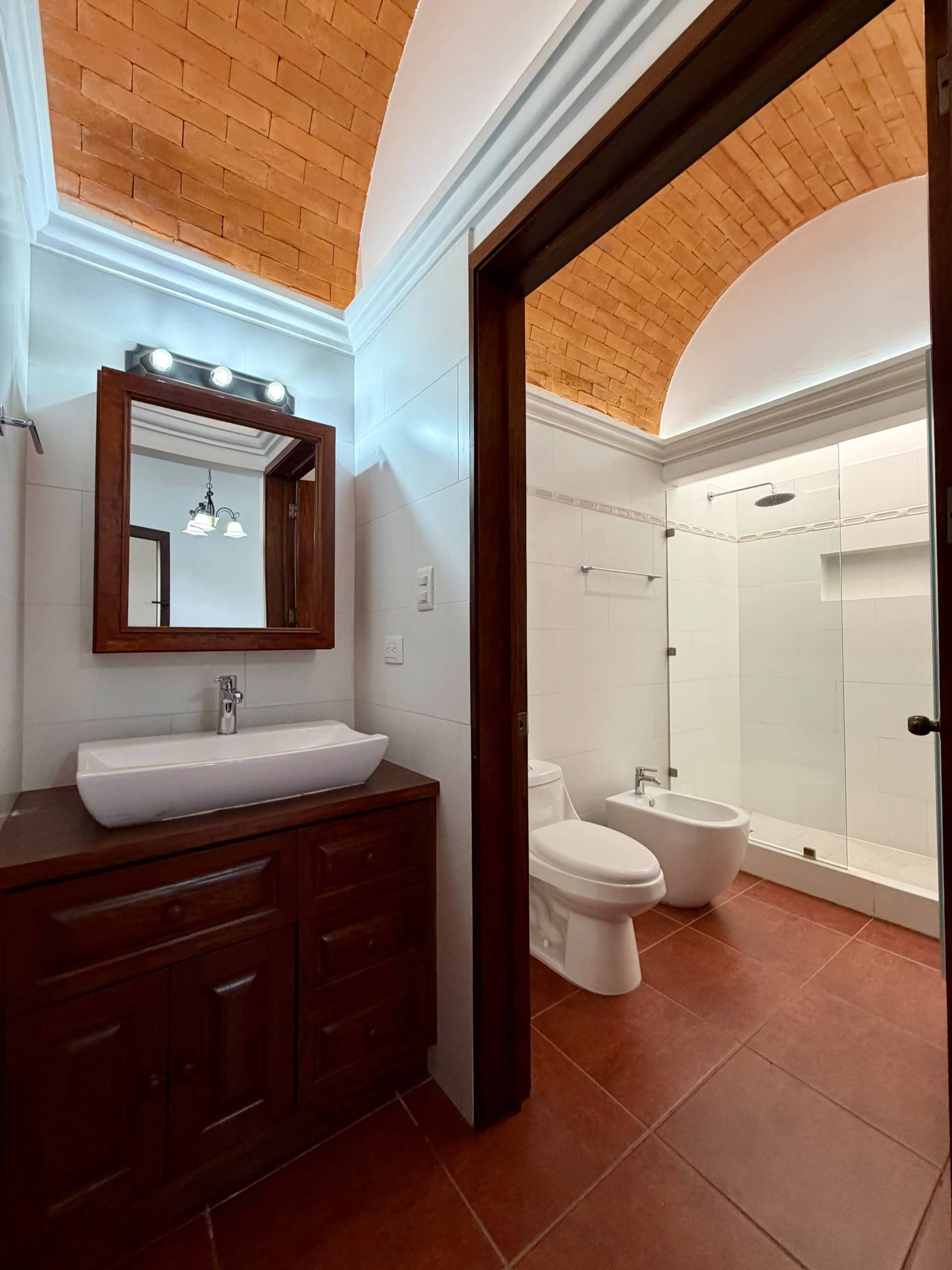Hermosa casa de lujo de dos habitaciones en alquiler, condominio cerrado
