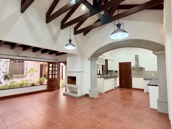 Hermosa casa de lujo de dos habitaciones en alquiler, condominio cerrado