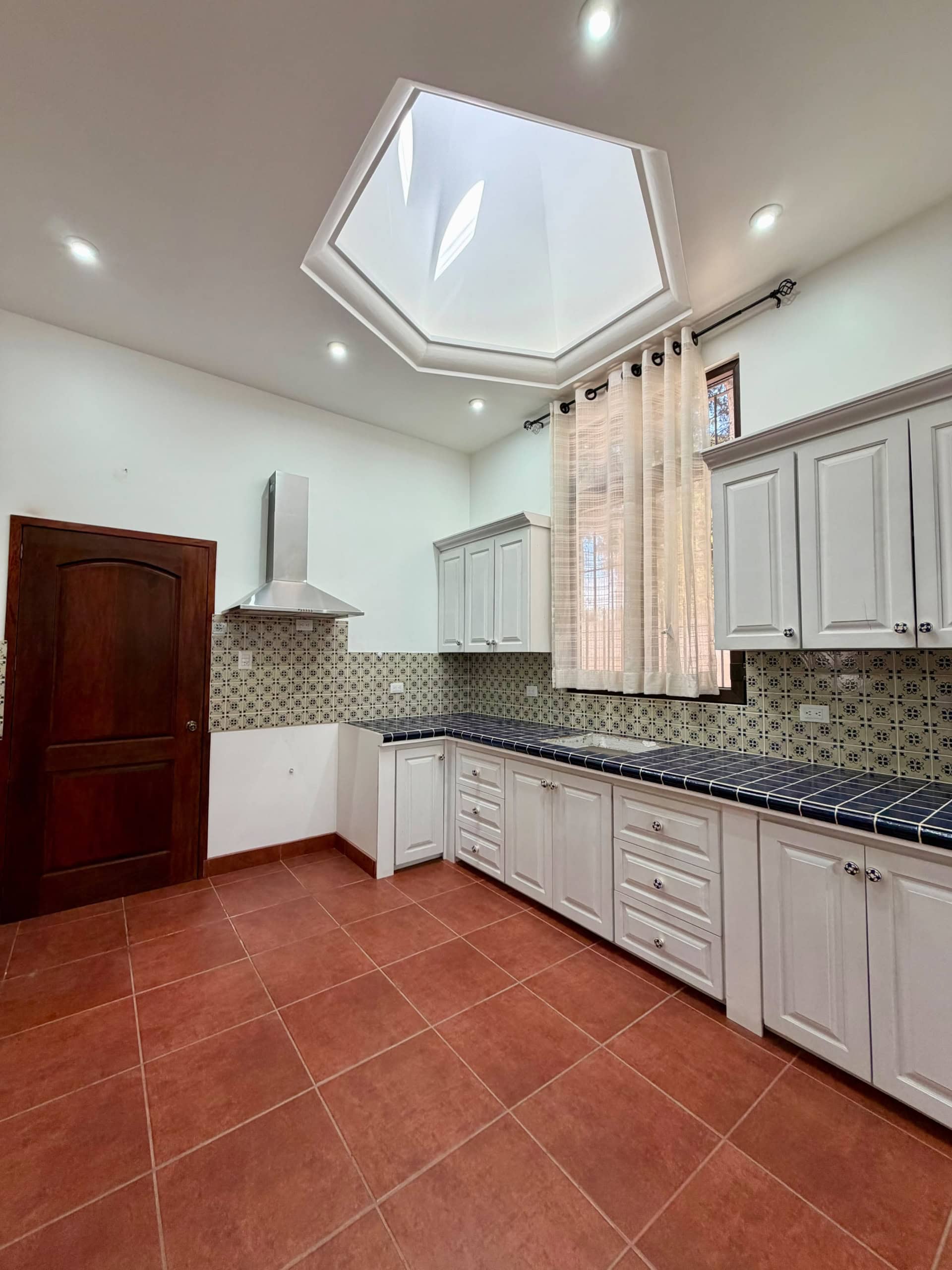 Hermosa casa de lujo de dos habitaciones en alquiler, condominio cerrado