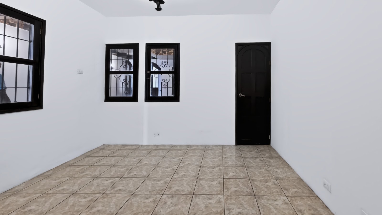 WhatsApp Image 2026-09-14 at 14.57.51 (17) Prime Commercial & Multi-Unit Hospitality Asset on Calle Ancha | 8-Unit Flexible Footprint