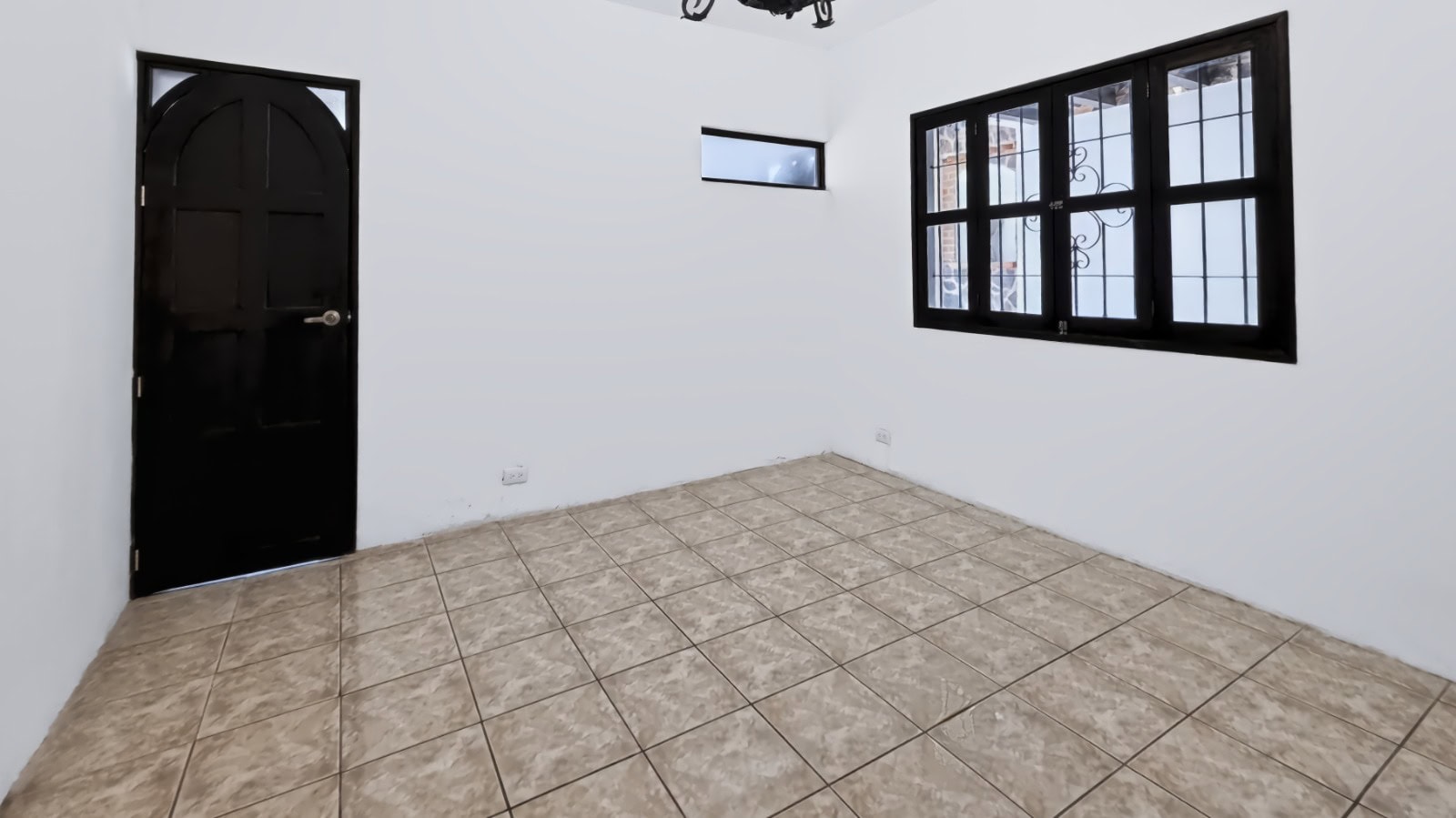 WhatsApp Image 2026-09-14 at 14.57.51 (19) Prime Commercial & Multi-Unit Hospitality Asset on Calle Ancha | 8-Unit Flexible Footprint
