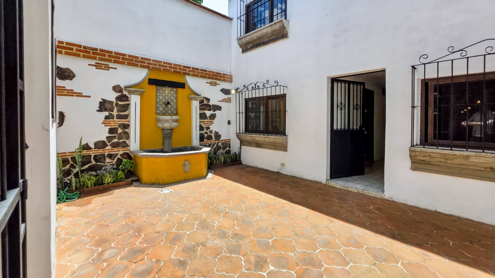 WhatsApp Image 2026-09-14 at 14.57.51 (20) Prime Commercial & Multi-Unit Hospitality Asset on Calle Ancha | 8-Unit Flexible Footprint