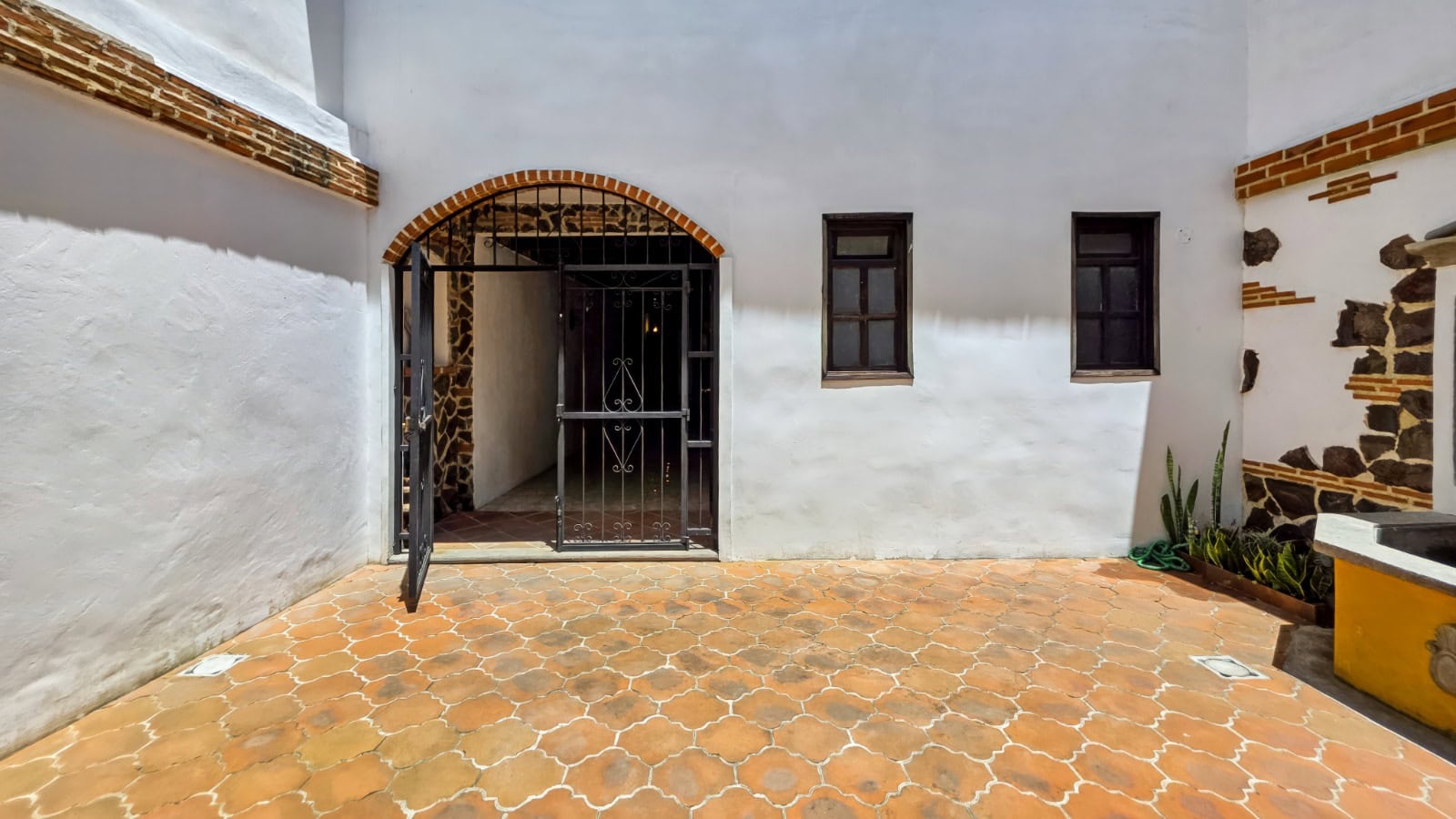 WhatsApp Image 2026-09-14 at 14.57.51 (3) Prime Commercial & Multi-Unit Hospitality Asset on Calle Ancha | 8-Unit Flexible Footprint