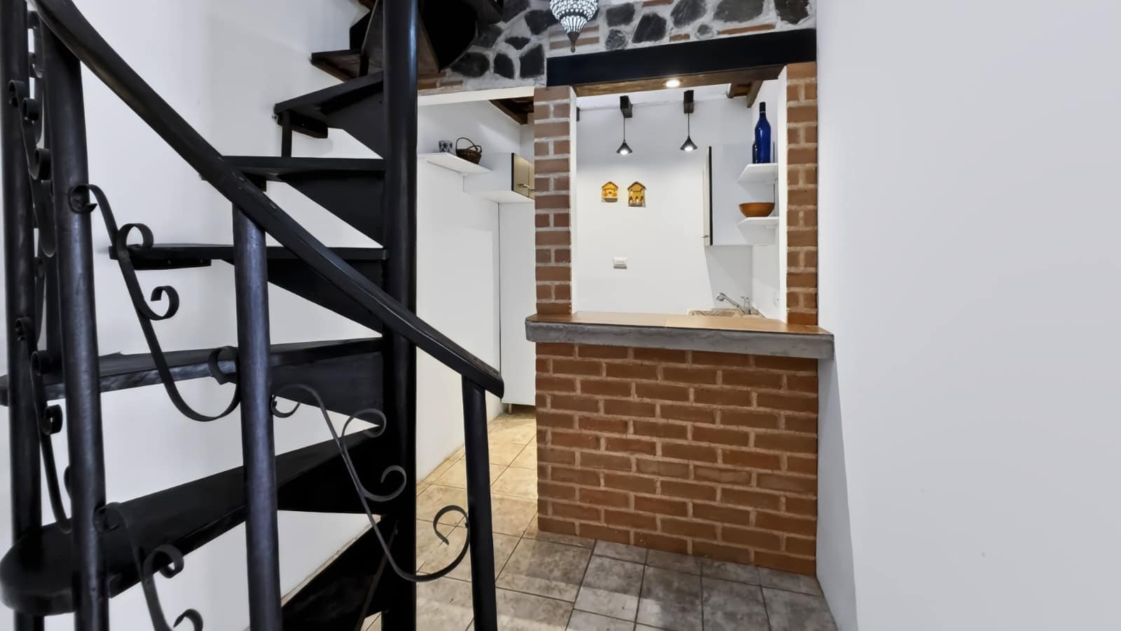 WhatsApp Image 2026-09-14 at 14.57.51 (6) Prime Commercial & Multi-Unit Hospitality Asset on Calle Ancha | 8-Unit Flexible Footprint