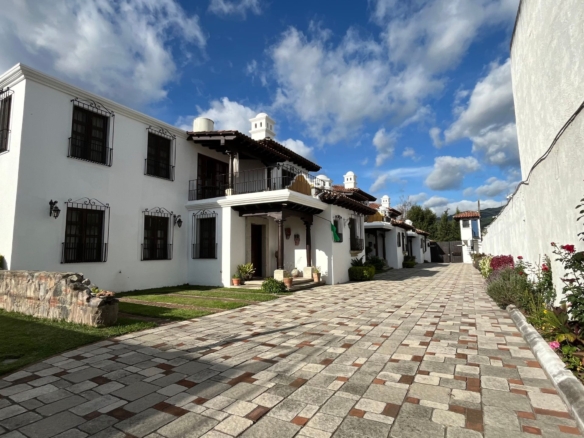 Encantadora Residencia de 3 Dormitorios con Espectaculares Vistas a los Volcanes