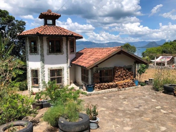 Casa de Piedra Frente al Lago con Terreno para Desarrollar, en las Afueras de San Pedro La Laguna