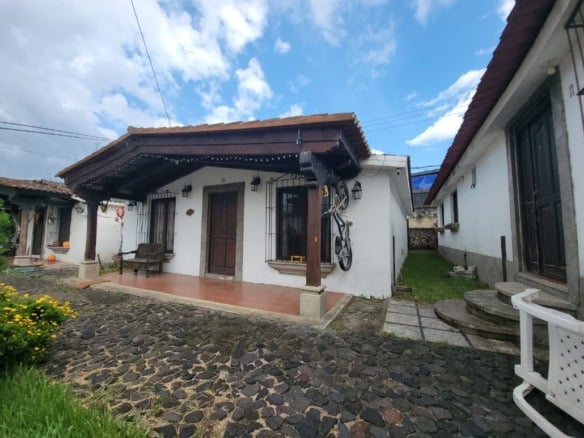 Charming Two-Bedroom House in a Green Condominium 5 min from Antigua Guatemala